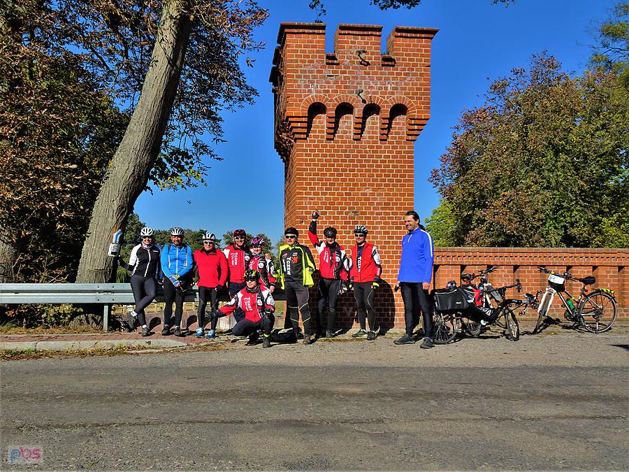 Wycieczka rowerowa do Białej Góry. Biała Góra - śluza na Nogacie. Ekipa rowerowa.