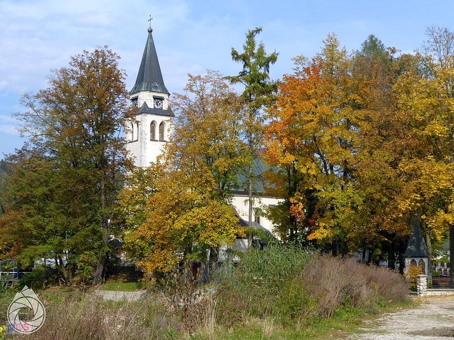 jesienny kościół w Łapszach Niżnych