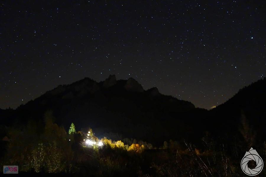 nocne Trzy Korony, jasna plama to schronisko