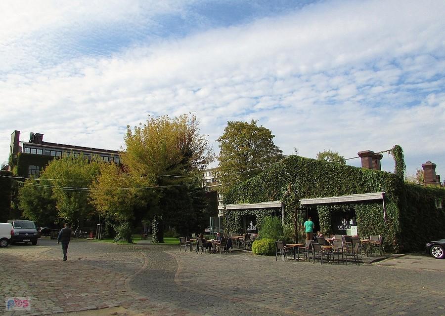 Przed Fabryką Koronek