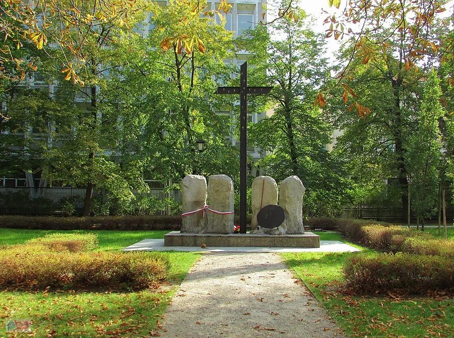 Pomnikiem Batalionu Chrobry I w Ogrodzie Krasińskich