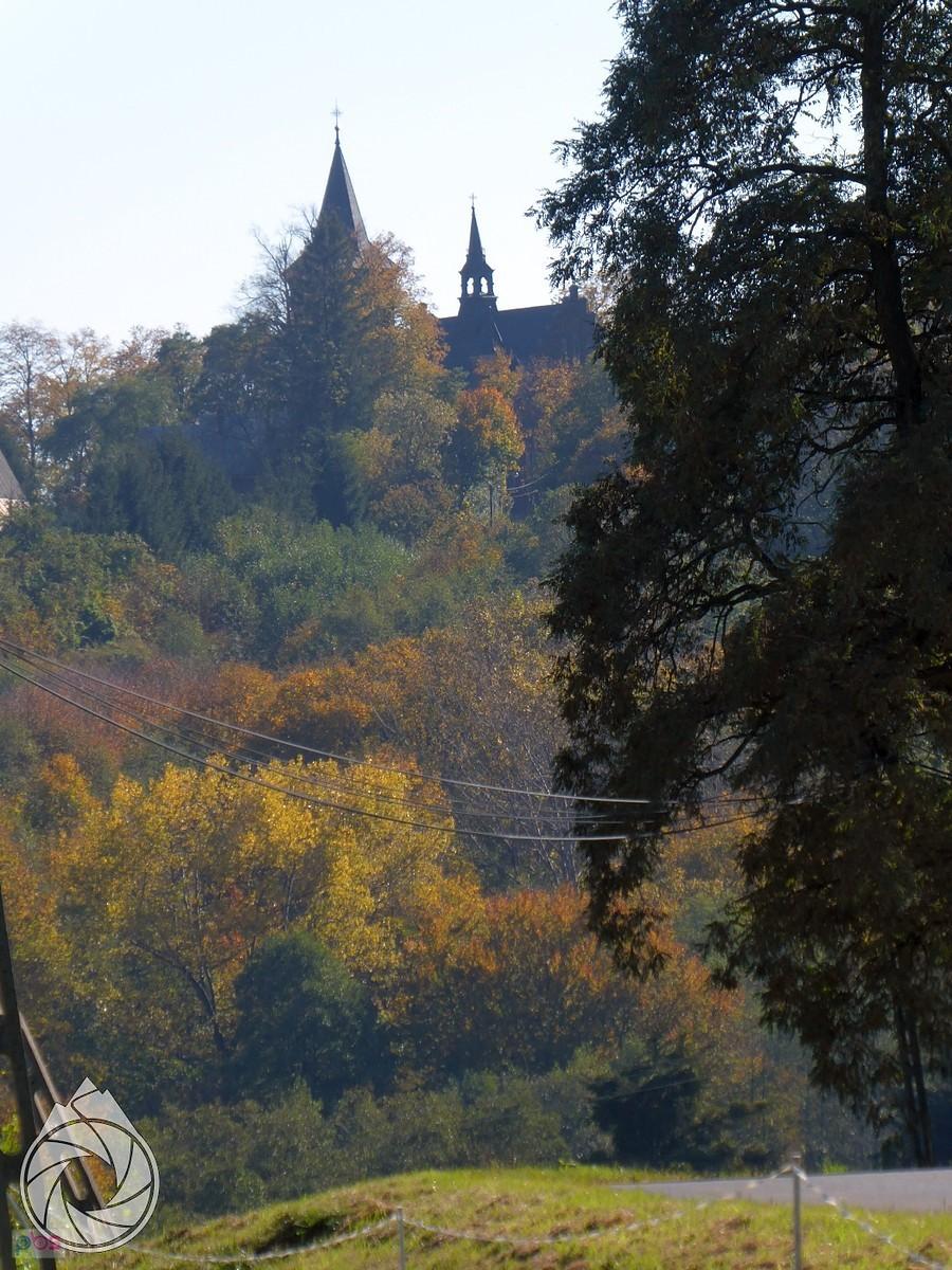 koniec podjazdu do centrum kulturalnego w Bruśniku