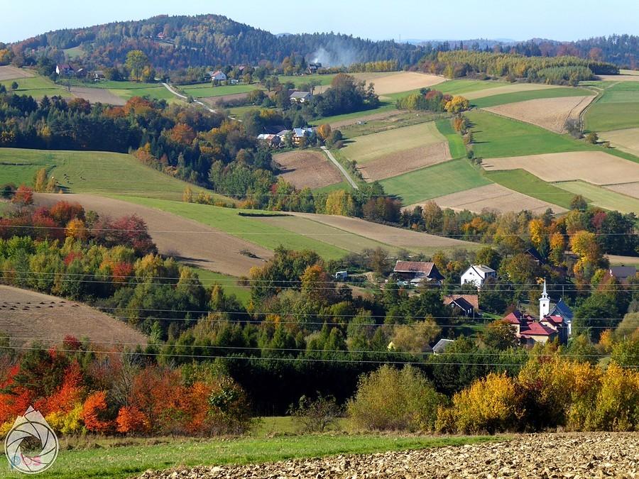 gdzieś tam między domami zawsze znajdzie się jakiś podjazd (na pogórzach)