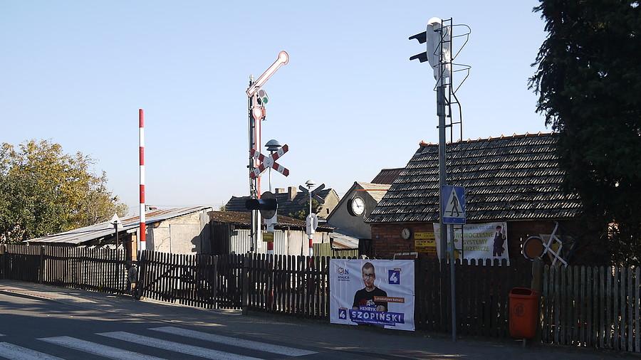 Wjazd na jedną z posesji w Chojnie