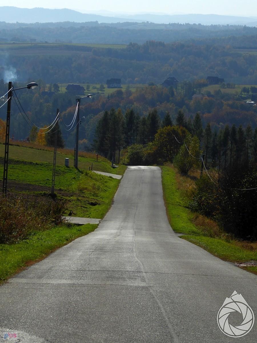 podjazd do Jadowników z widokiem na pogórze i beskidy
