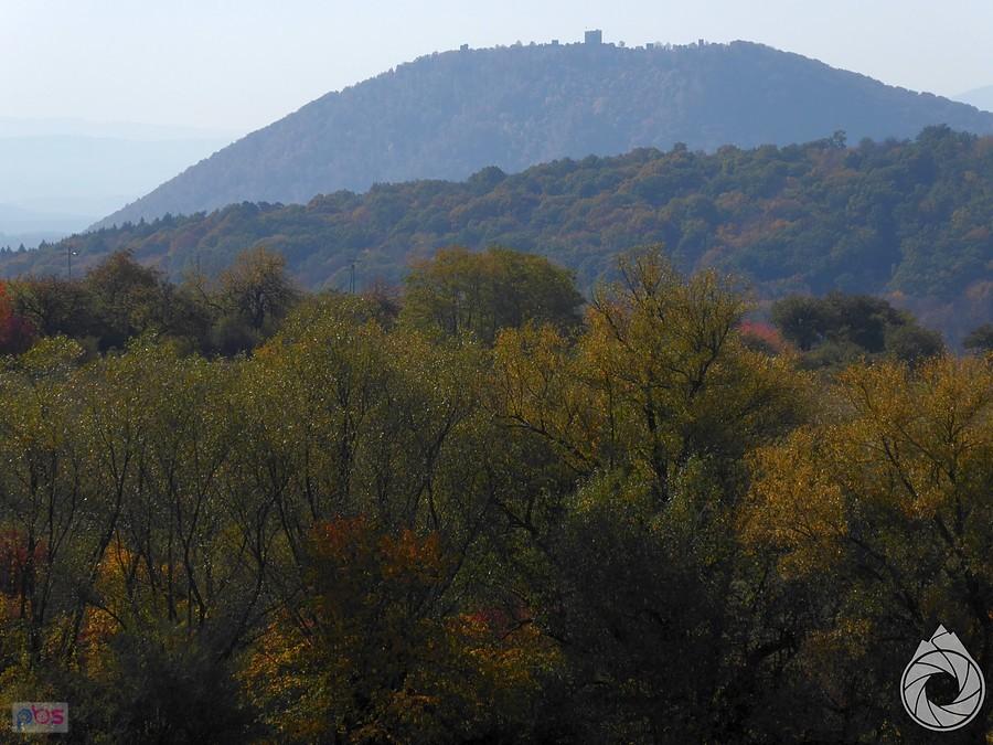 z daleka widać już Sariski hrad