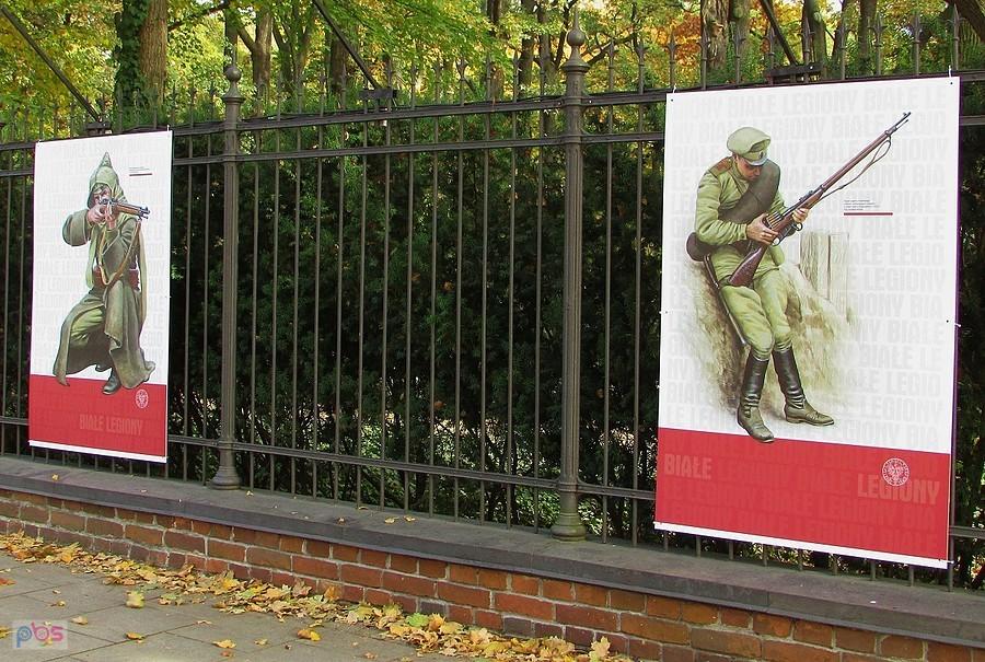Wystawa na ogrodzeniu Łazienek Królewskich