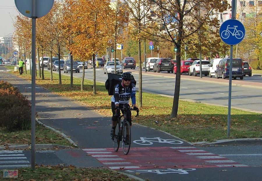 Biker z jedzonkiem na plecach