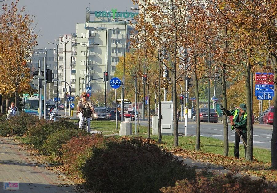 Ścieżka rowerowa w al. KEN przy galerii handlowej KEN Center
