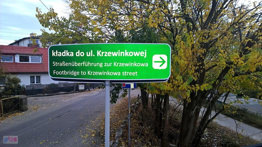 Kładka przy ulicy Krzewinkowej - tablica informacyjna.