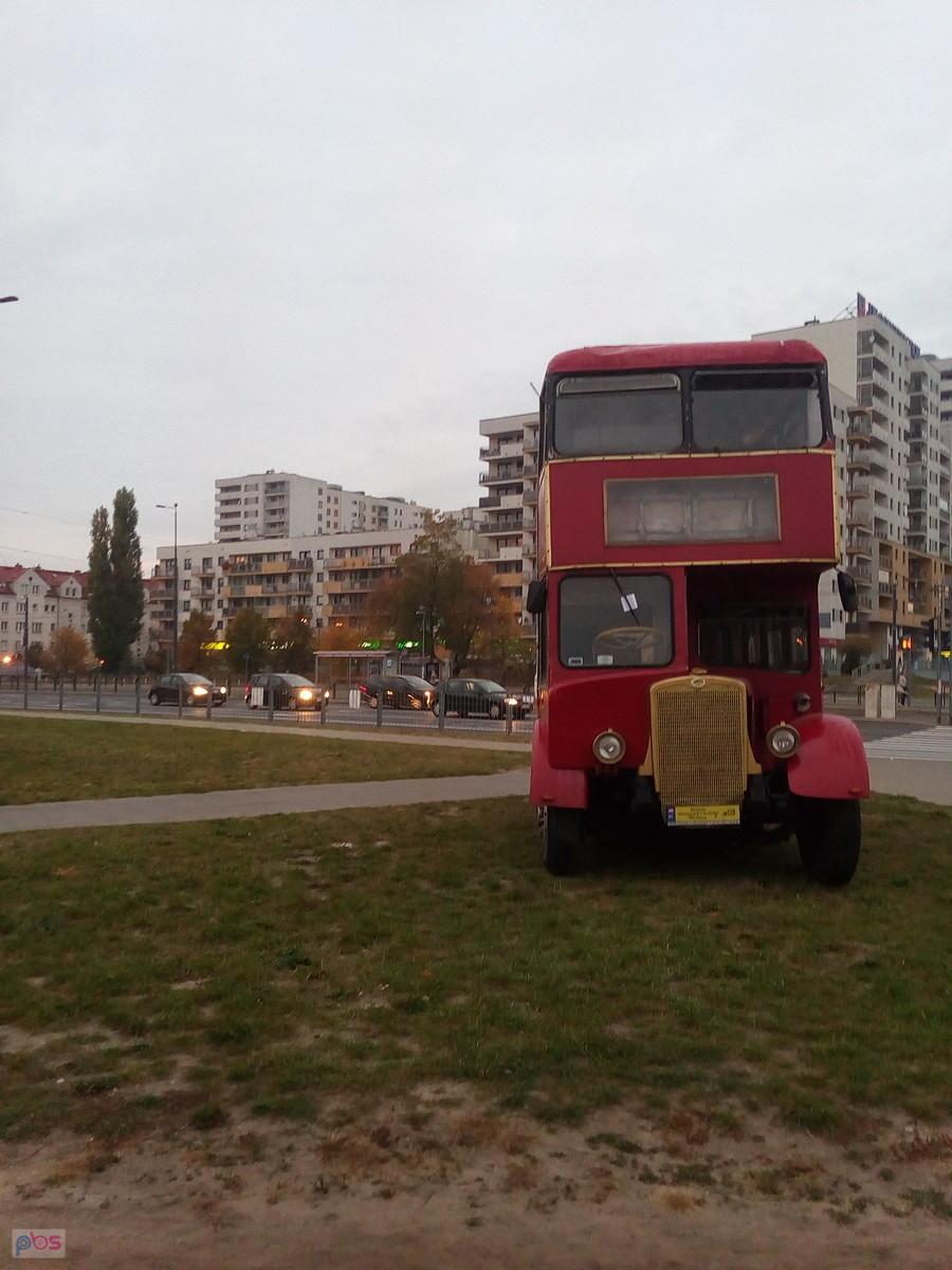 Zabytkowy autobus wypożyczony z Otrębusów na kampanię wyborczą
