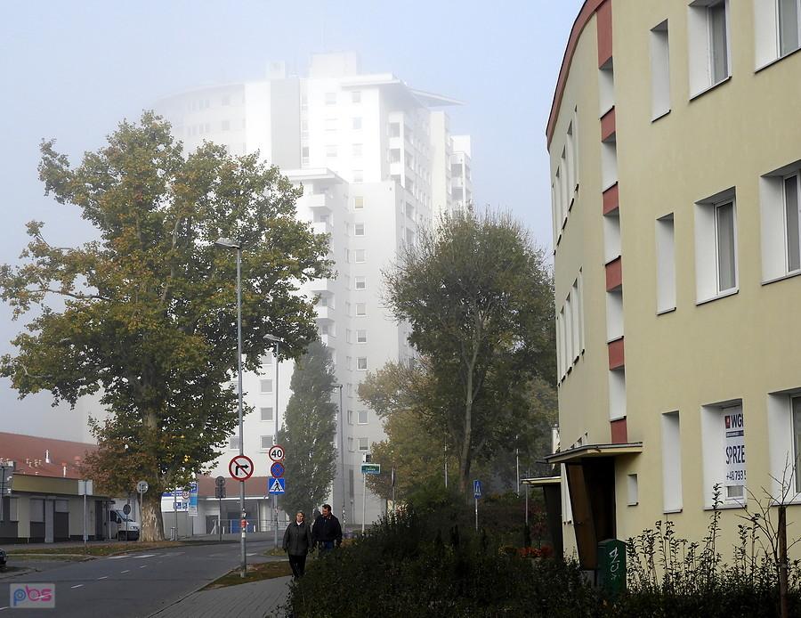 We mgle porannej wieżowiec przy ulicy Bandurskiego.