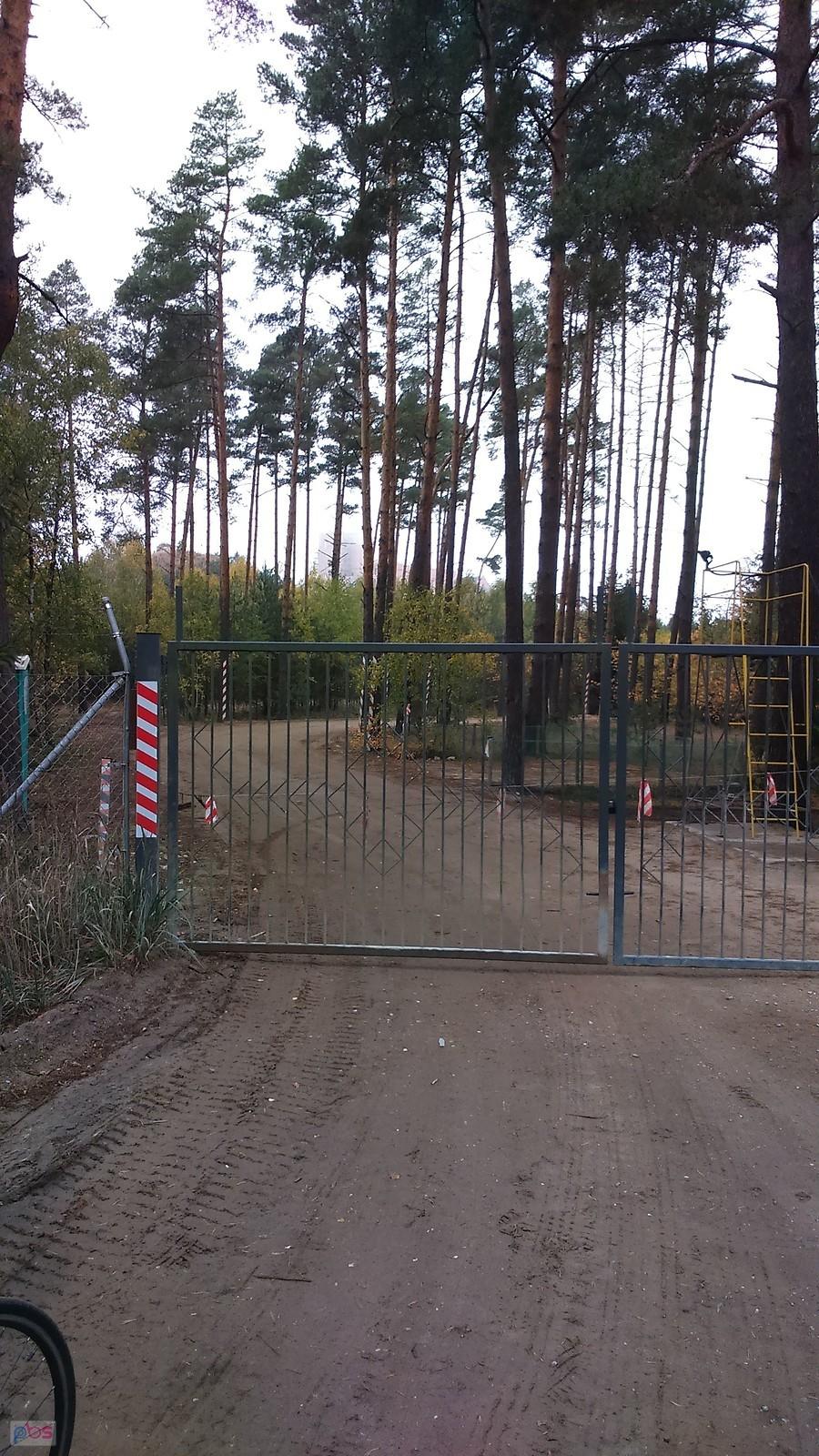 Stobnica. Słynna brama wjazdowa na "nielegalną" budowę