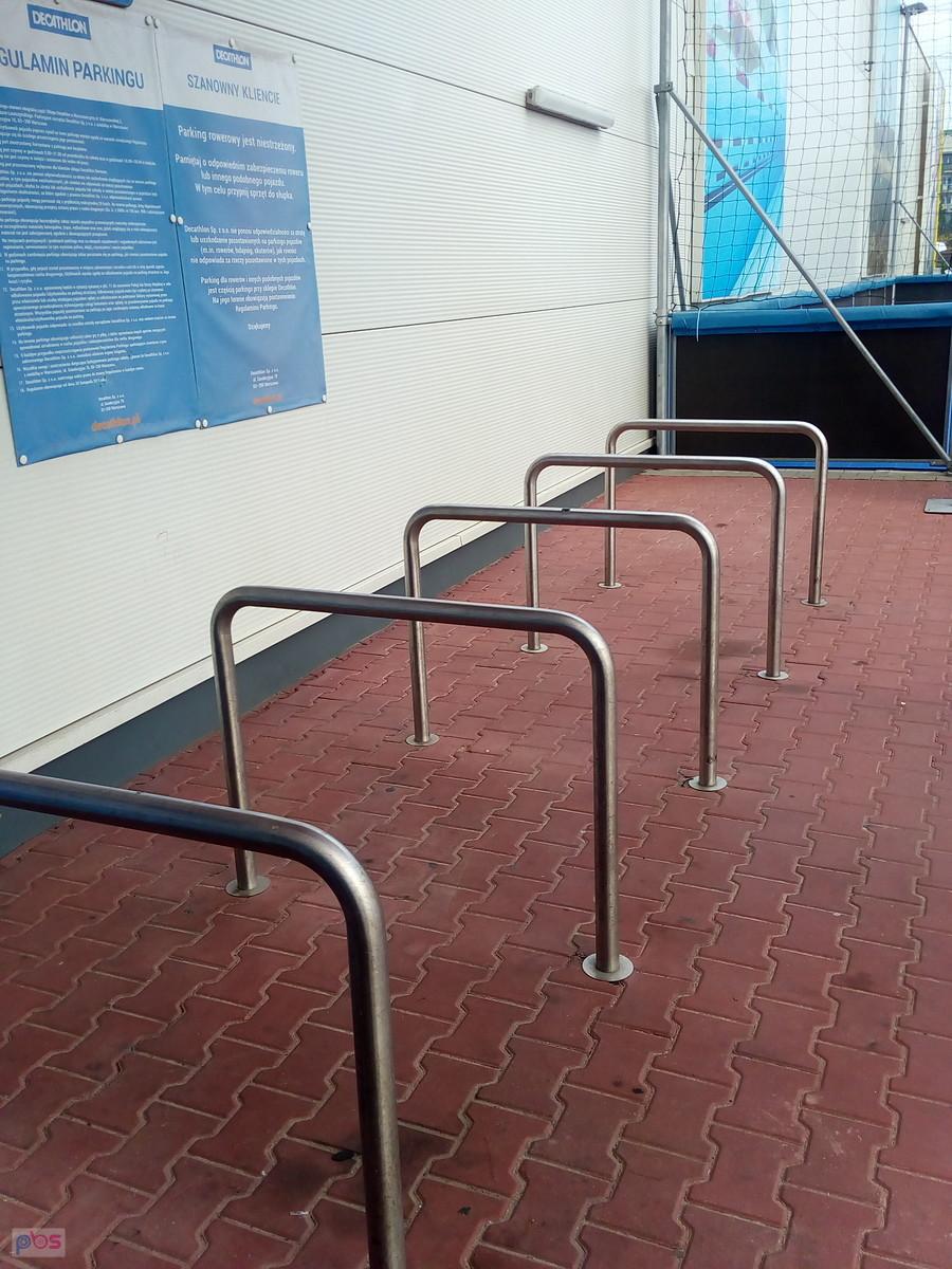 Koniec sezonu. Pusty parking rowerowy