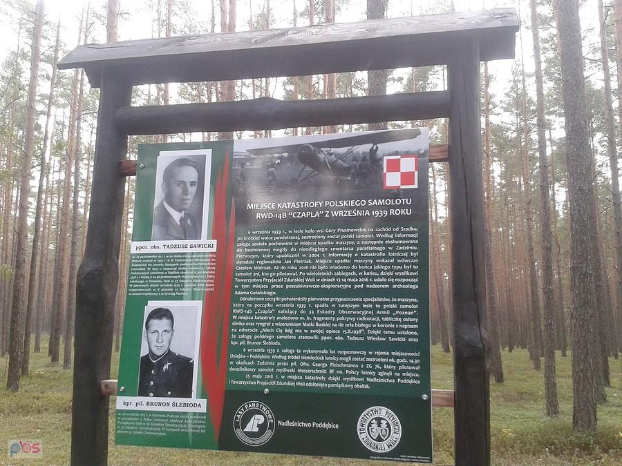 Tablica przy obelisku. Miejsce katastrofy samolotu "Czapla"