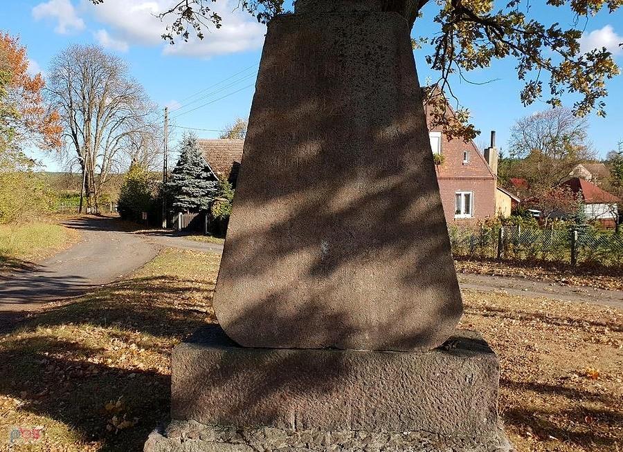 SOWNO (niem.Hinzendorf) Pomnik poświęcony mieszkańcom wsi poległym w I wojnie światowej.