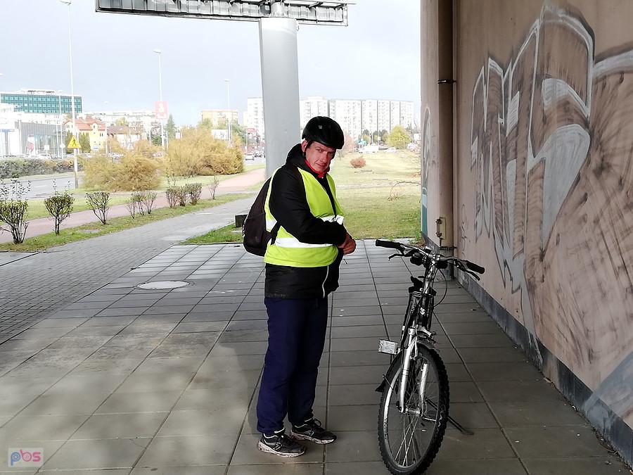 Kuba pod wiaduktem na ulicy Południowej - schronienie przed deszczem.