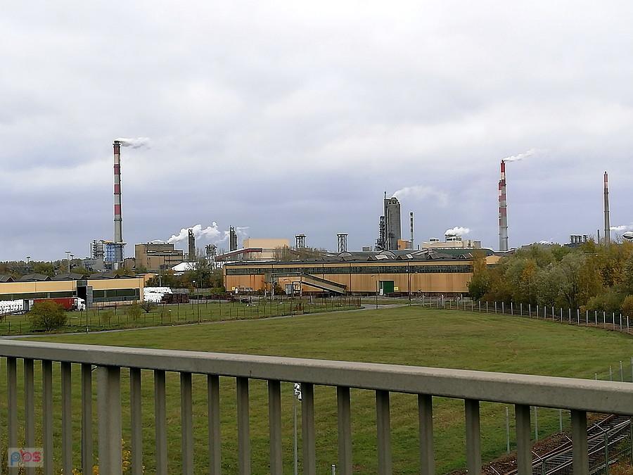Dymią kominy Kombinatu Azoty - dym w kierunku Polic.