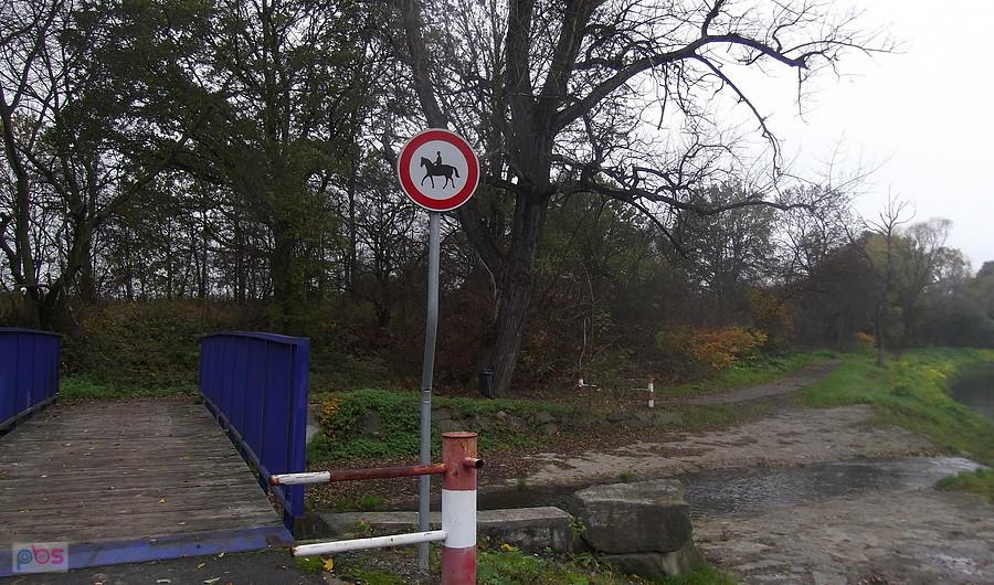 Jeszcze kawałek po szutrach, błocie i zjeżdżam na asfalt. Pada coraz bardziej.