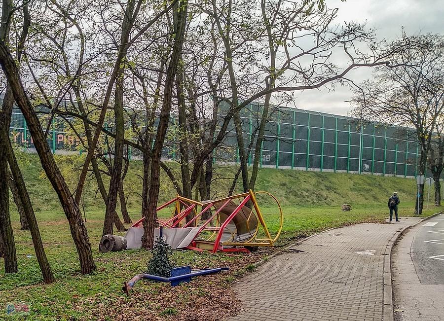 W nocy jakiś pijany kretyn wjechał w tą wiatę. Gliwice Franciszkańska