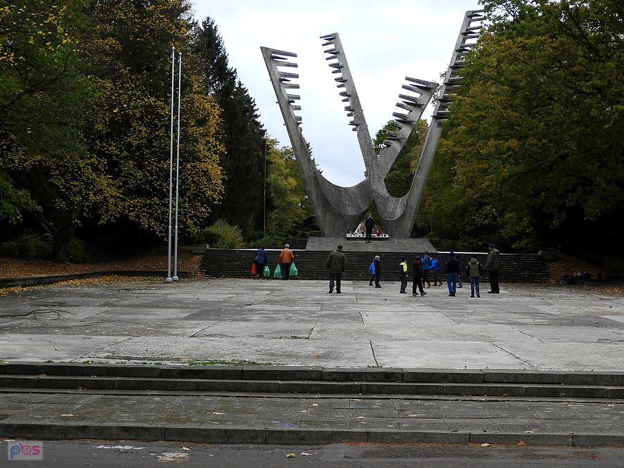 Fragment cmentarza - tuż przed świętem Wszystkich Świętych.