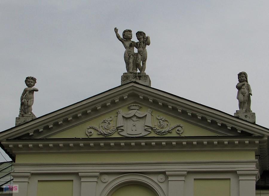 Tympanon pałacu zdobią cztery pory roku