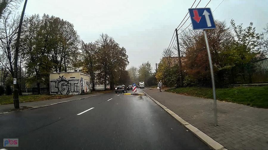 Na Śląskiej, od kiedy zrobili te wysepki, co tydzień przynajmniej kilku debili na nie wjeżdża, mimo, że wcześniej stoją 4 znaki informujące o tym...