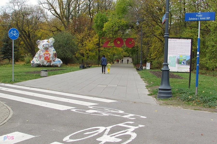 Alejkę prowadzącą do ZOO pilnuje stalowy misiek