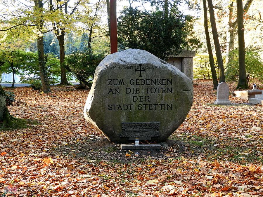 Pomnik ku czci zmarłych szczecinian poświęcony przez abp Przykuckiego.