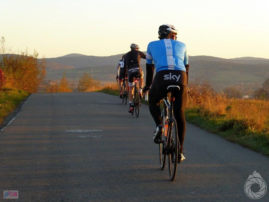 guys ahead try to distract Sky rider with pointing and screaming