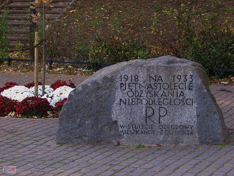Kamień Niepodległościowy z 1933 roku w Parku Żeromskiego