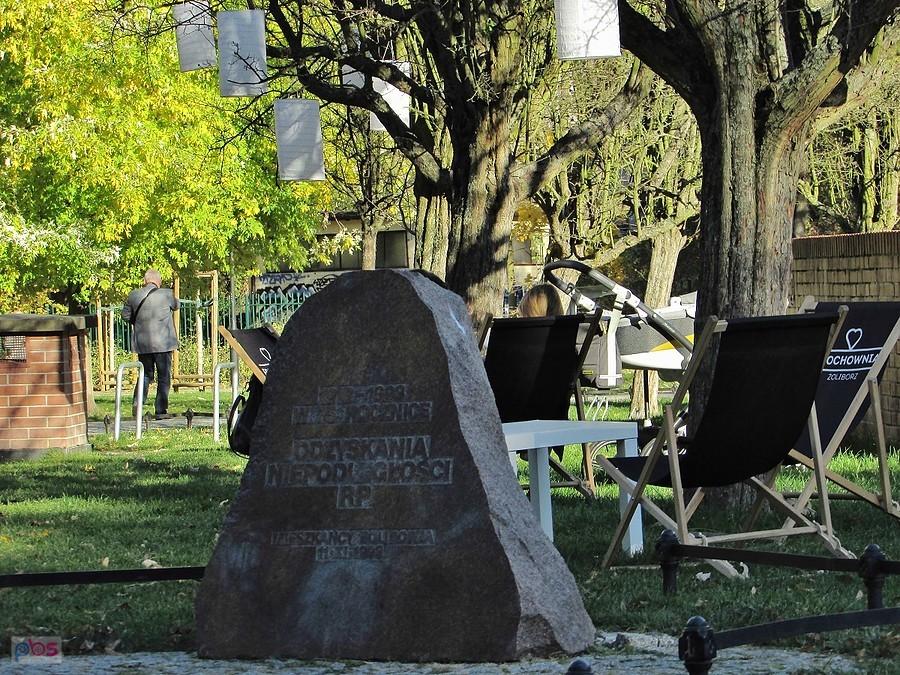 Kamień 75. rocznicy odzyskania niepodległości