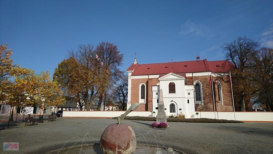 Pomnik jabłka z wodotryskiem w Tarczynie
