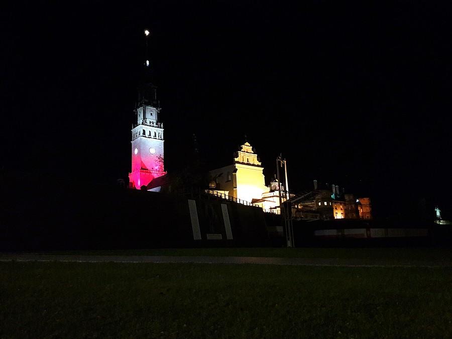 Jasna Góra w patriotycznej iluminacji.