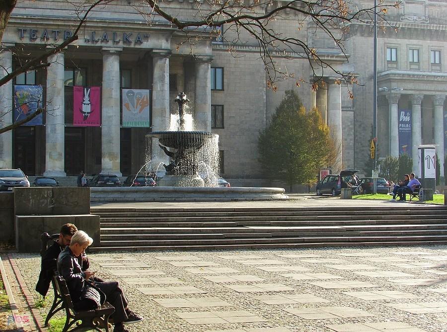 Przed Teatrem Lalka