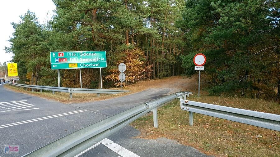 Zjazd do lasu z nad DW 142