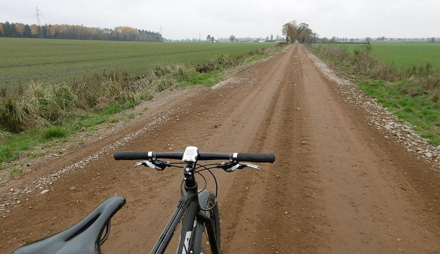 Wracając nie wszędzie był asfalt - do tego się ma uniwersalny rower