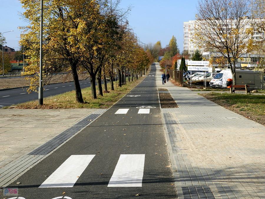 W pełnej krasie ścieżka rowerowa wzdłuż ulicy 26 Kwietnia.