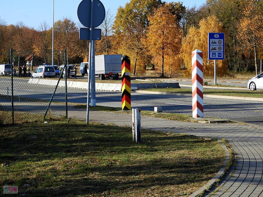 Kontrola dokumentów na granicy w Lubieszynie.