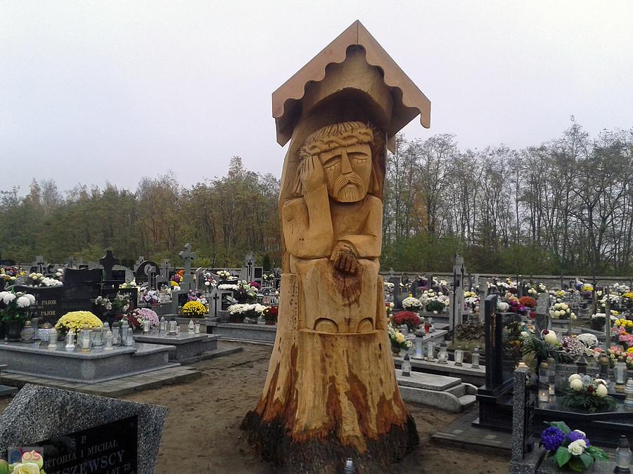 Rzeźba w pozostawionym pniu