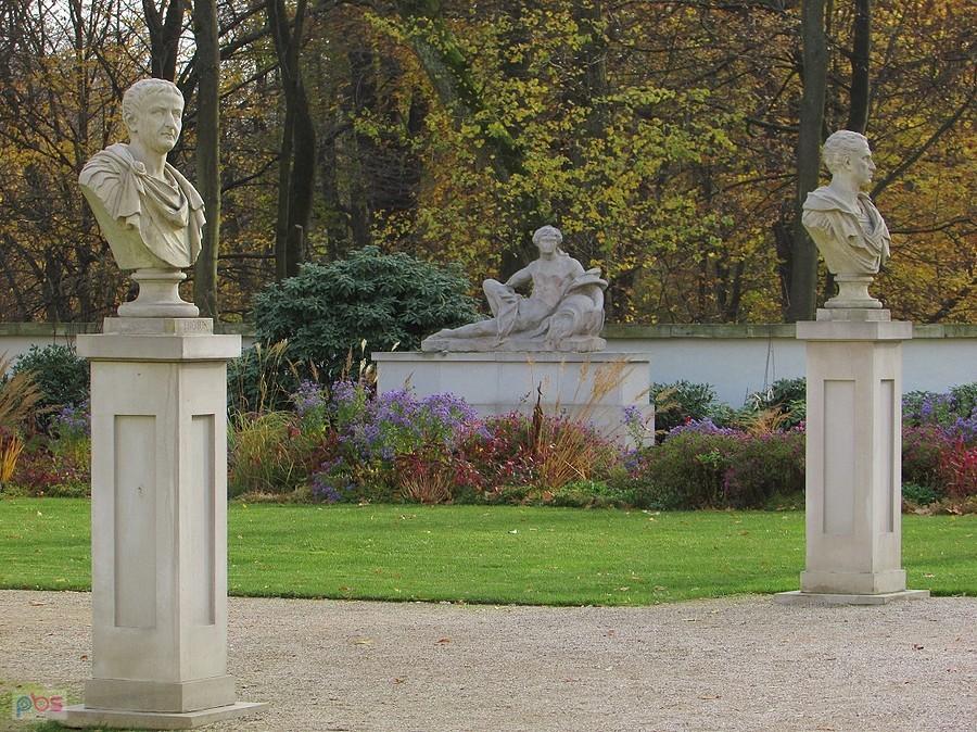 Popiersia cesarzy i rzeźba symbolizująca Wisłę