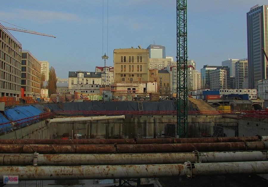Samotny budynek warzelni, sieroty po Browarach Warszawskich