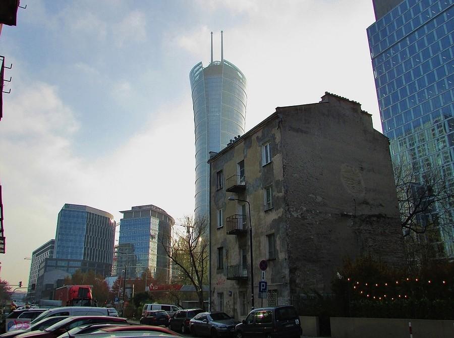 Kamienica na Wroniej i Warsaw Spire