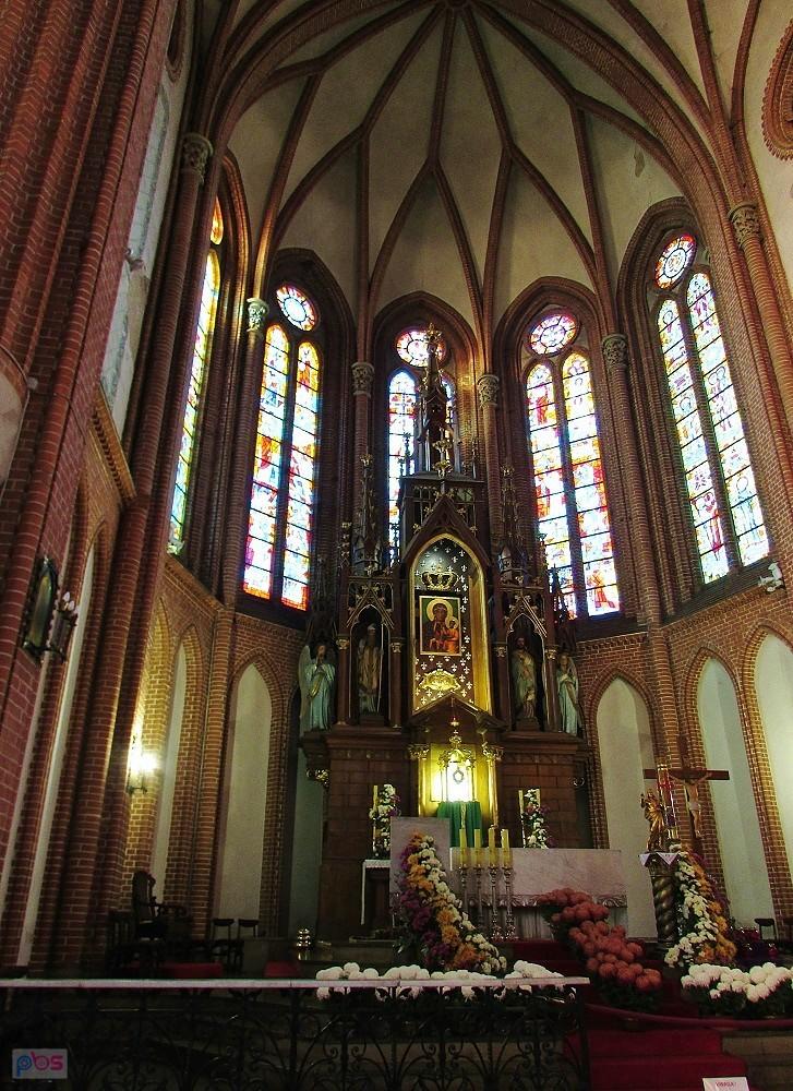 Ołtarz główny w kościele na Wolskiej