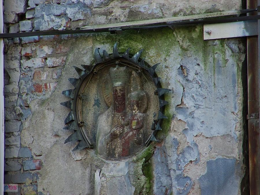 Wizerunek Matki Boskiej z Dzieciątkiem na ścianie kamienicy na Wolskiej