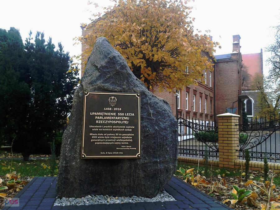 Obelisk przy klasztorze. W tle Urząd Miasta