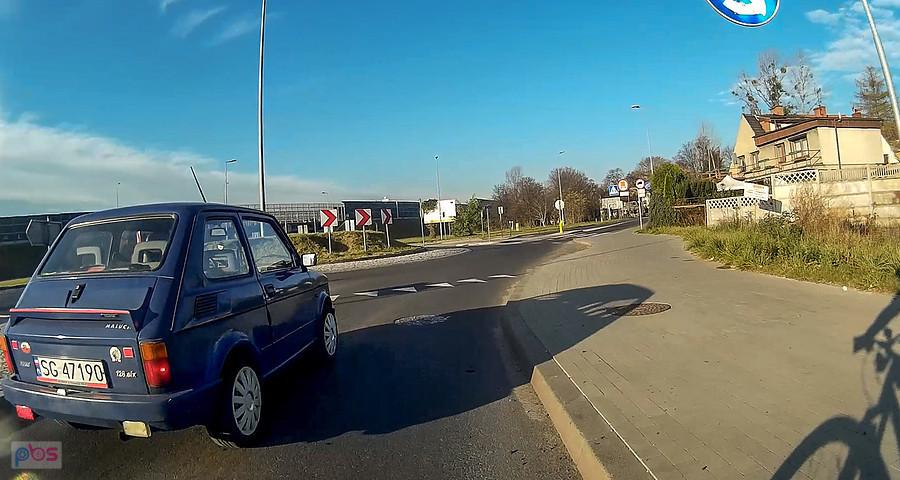 Idiota który zaczął wyprzedzanie na wysokości wysepki przed rondem, a kierunkowskazy chyba zepsute, nie używane przy wyprzedzaniu i przy zjeździe z ronda