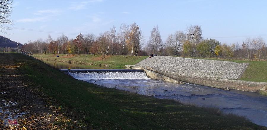 Chwila odpoczynku nad rzeką Opava, zjem banana i jadę dalej.