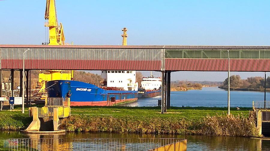 Port barkowy Kombinatu Azoty - na wodzie Omsk.