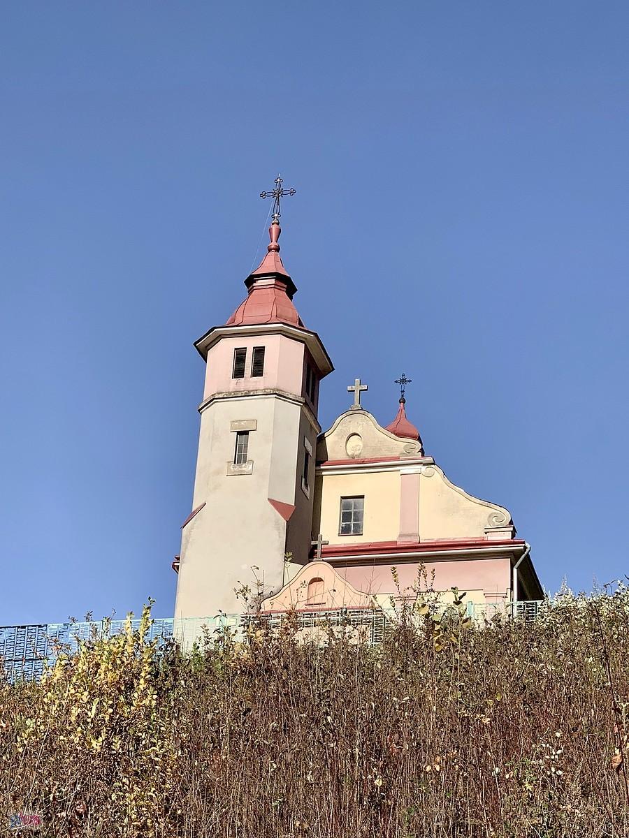 kościół na pagórku